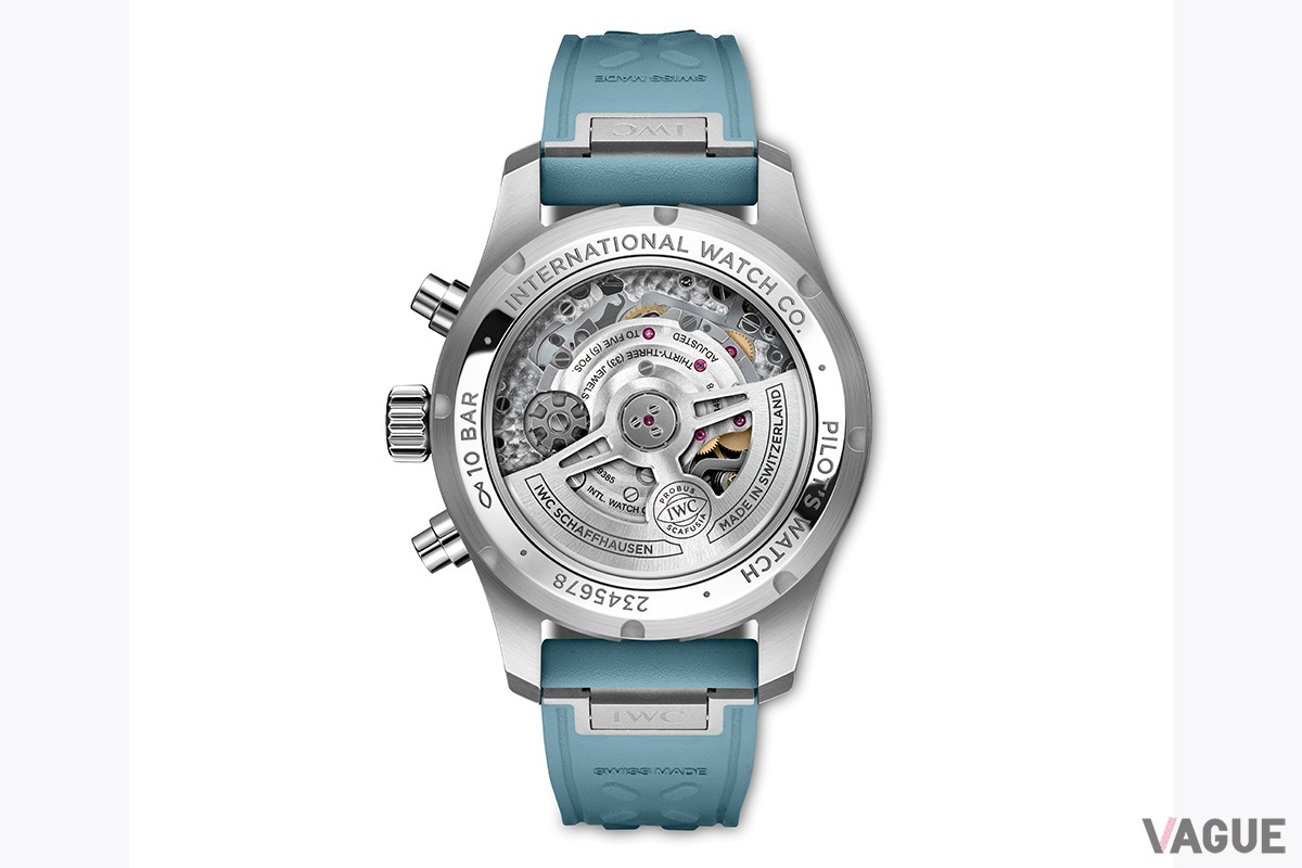 こちらはシースルーバックを採用。地板に施されたコート・ド・ジュネーブやペルラージュの装飾が機械式時計を所有する喜びを実感させてくれる