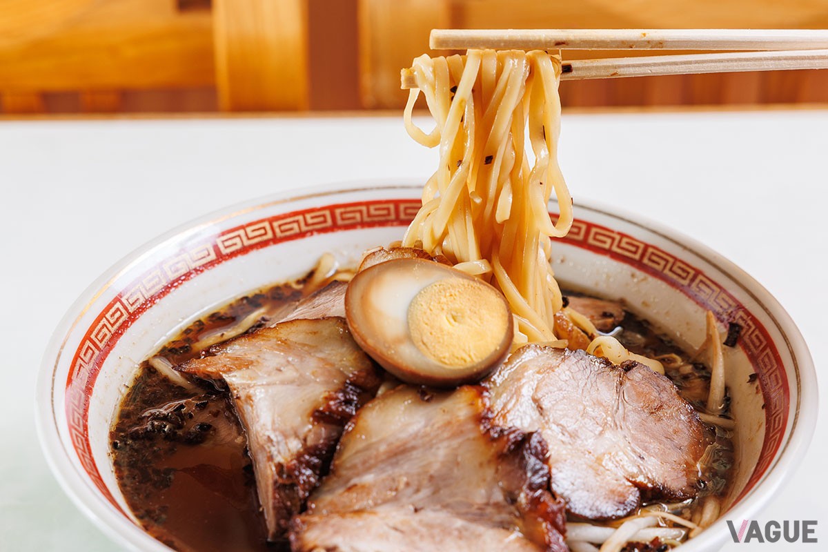 ラーメン750円。褐色のスープに白いもやしが映える一杯