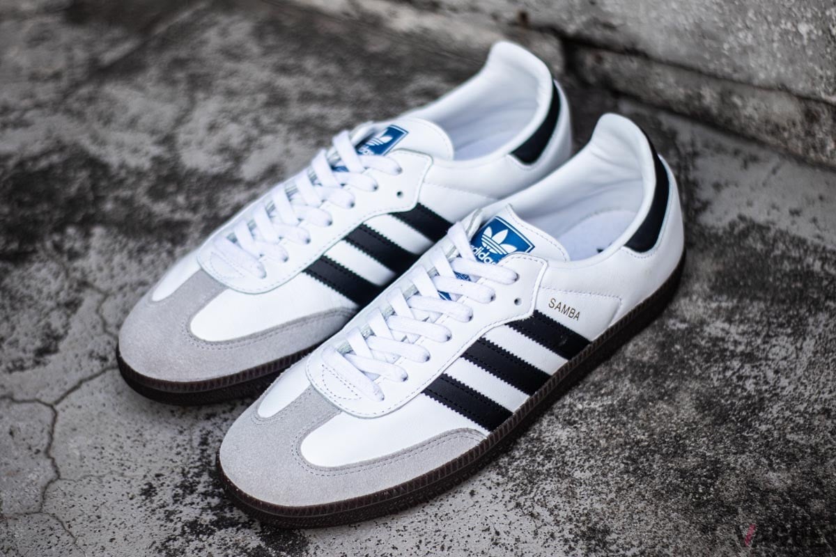アディダス オリジナルス「サンバ OG」。定番カラーの白や黒が大人気。シーズンごとに異なる色合いや素材を使った新作も登場。人と違う一足を狙うなら、バリエーションモデルも狙い目です。