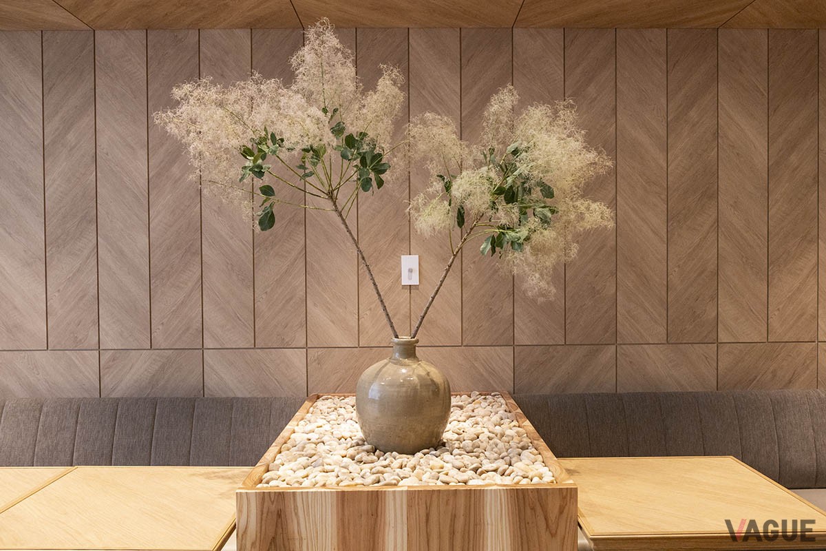 店内に飾られた枝ものは色々。卓上に映る葉の影が美しい