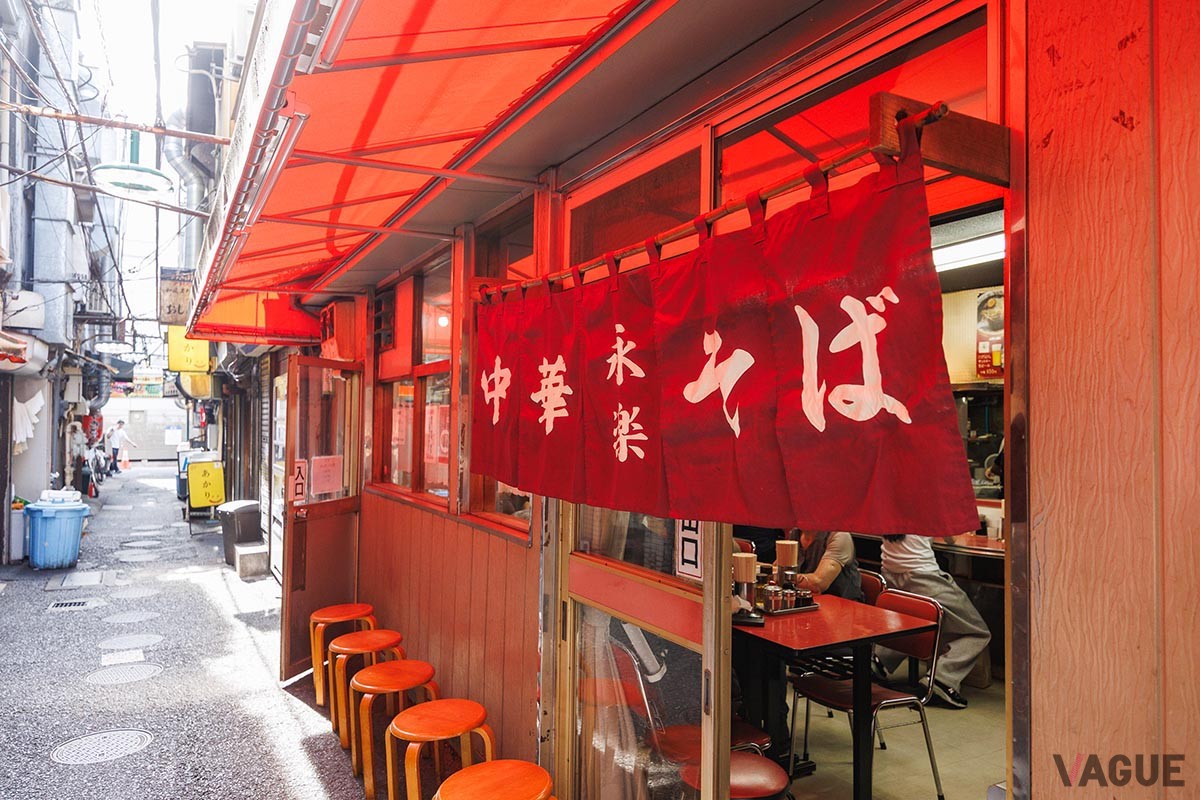 店舗前、細い道沿いに椅子が並んでいる。行列ができる店の証拠