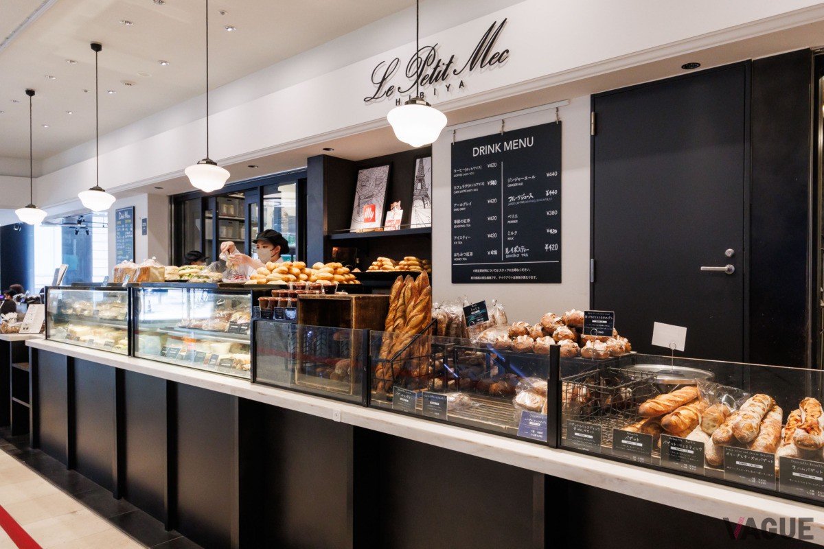 店内。左奥、シャンテ入口すぐ横にカフェスペースがある