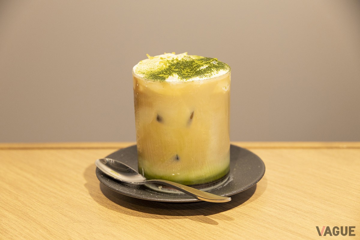 抹茶 クリームトップ968円。生クリーム→エスプレッソ→ミルク→抹茶→黒蜜と味変をし続けるクリームトップ