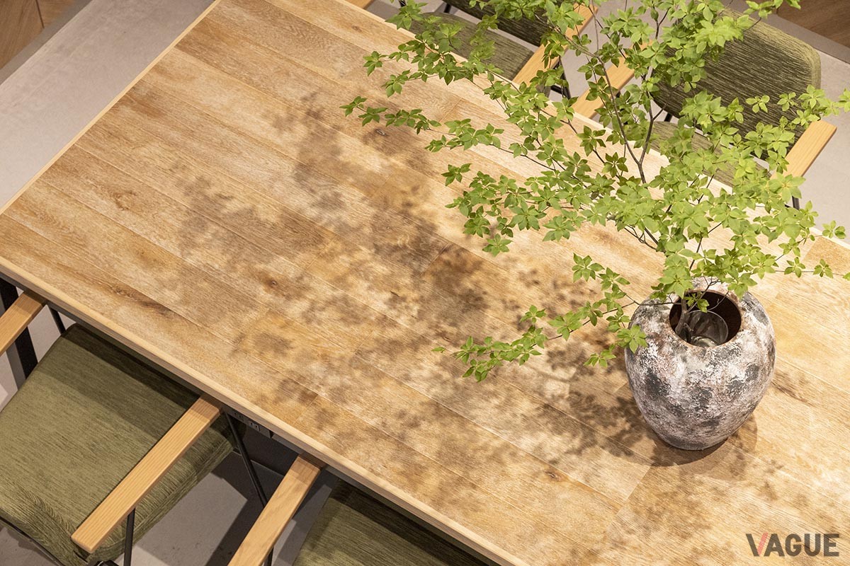 店内に飾られた枝ものは色々。卓上に映る葉の影が美しい