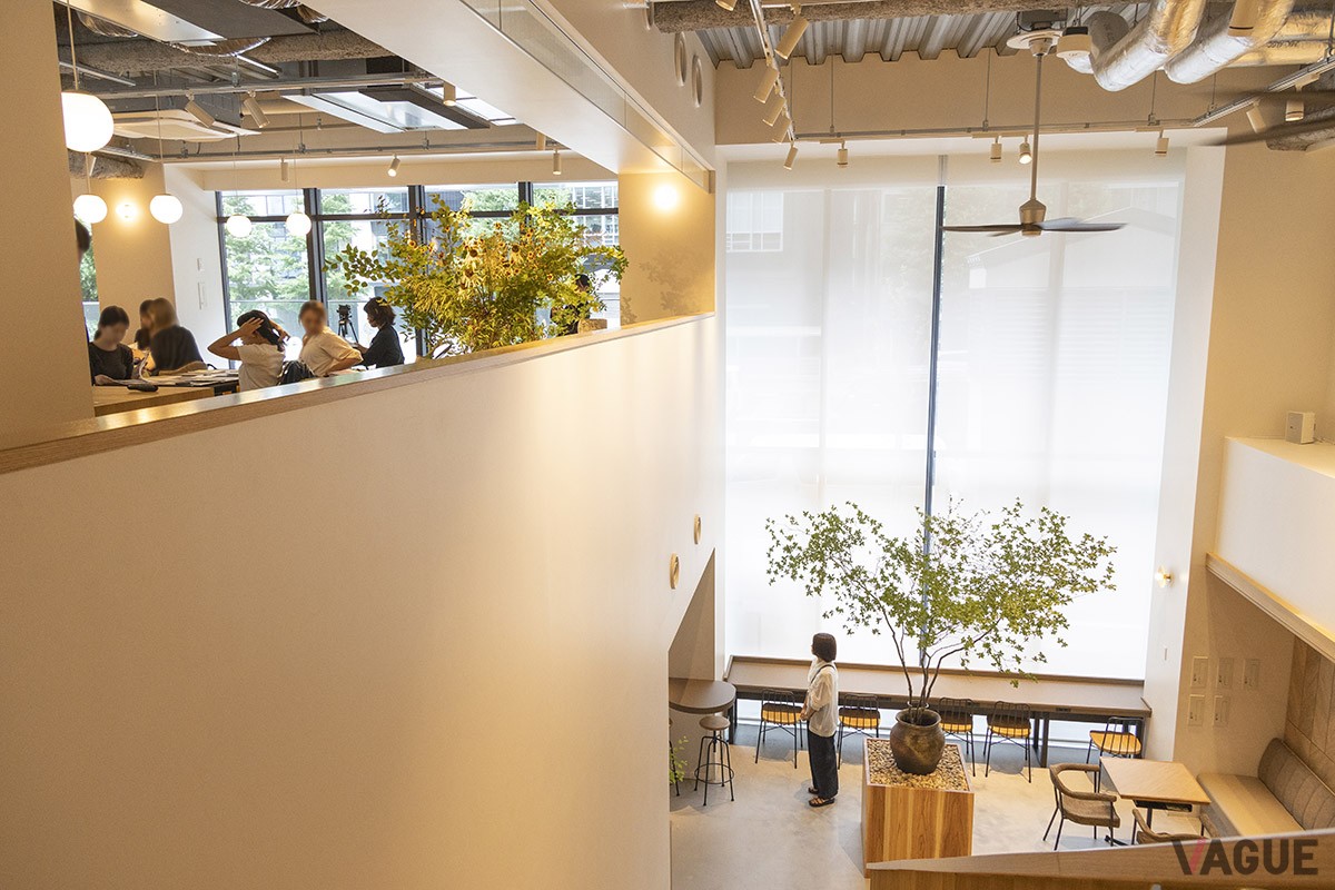 2階に上がる階段の上から。左は2階フロア、右は1階フロア