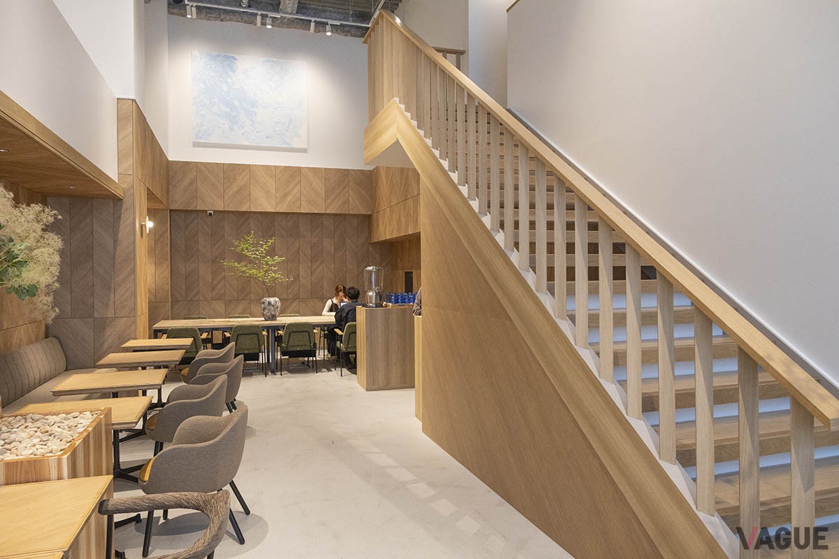 階段を上がって2階へ。壁の奥には日本画用の絵の具で描かれた絵が飾られている