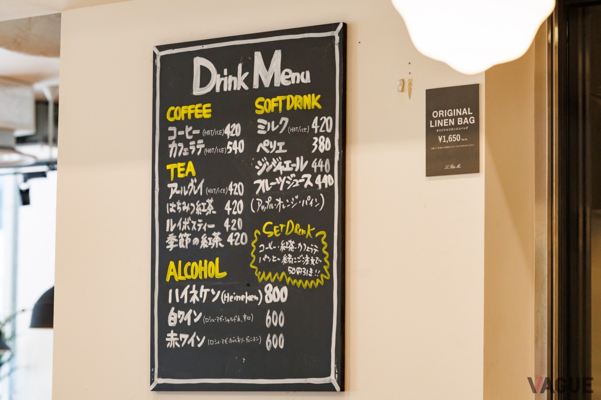 カフェメニュー。スーツ姿の人がテイクアウトしていく姿も多く見かける