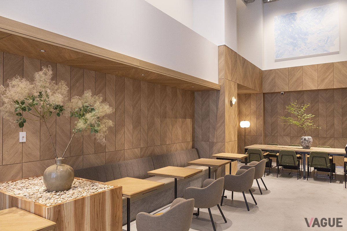 1階フロア。手前に飾られているのはフワフワとしたフォルムが印象的なスモークツリー