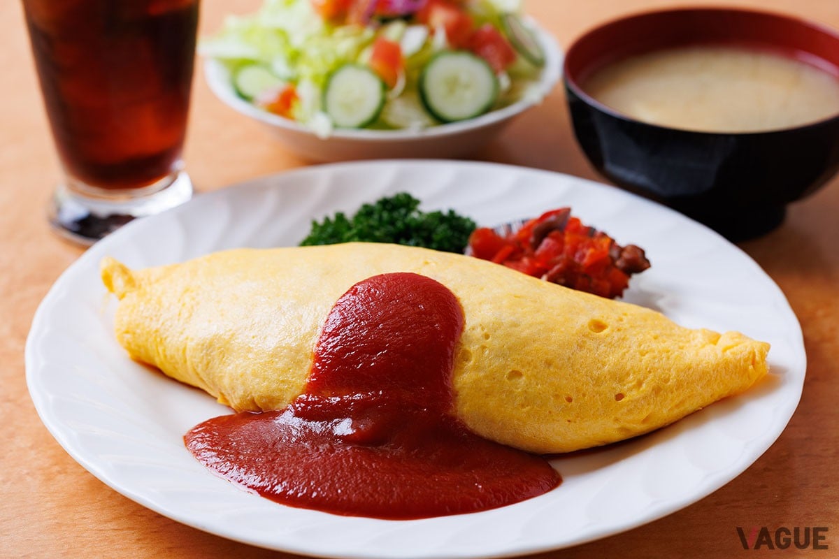 オムライスセットディナータイム1900円。ランチタイムはサラダ・味噌汁・シャーベット付きで1450円