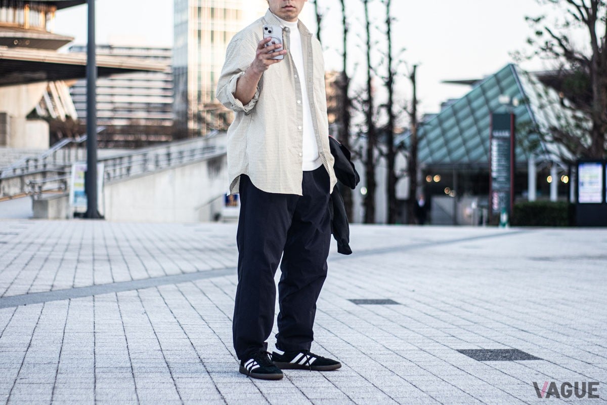 「ハンドボール スペツィアル」は、よりクラシカルな雰囲気。カジュアルな日常スタイルにも自然と馴染むデザインになっています。