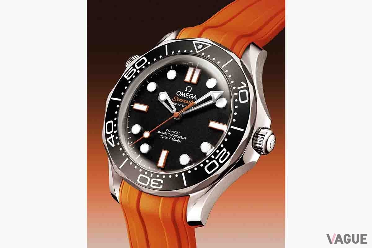 ダイヤルではシーマスターロゴや秒針がオレンジのアクセントに