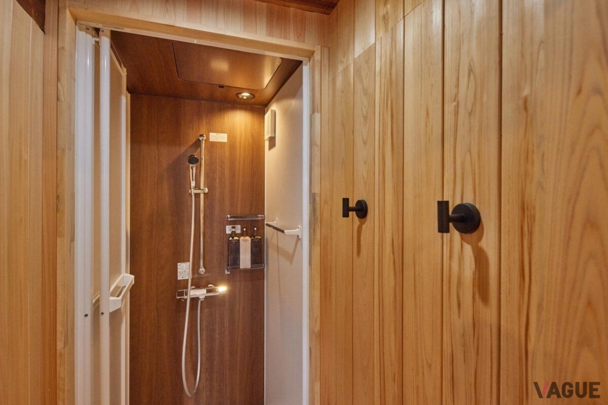 土蔵サウナ内にもシャワールーム完備