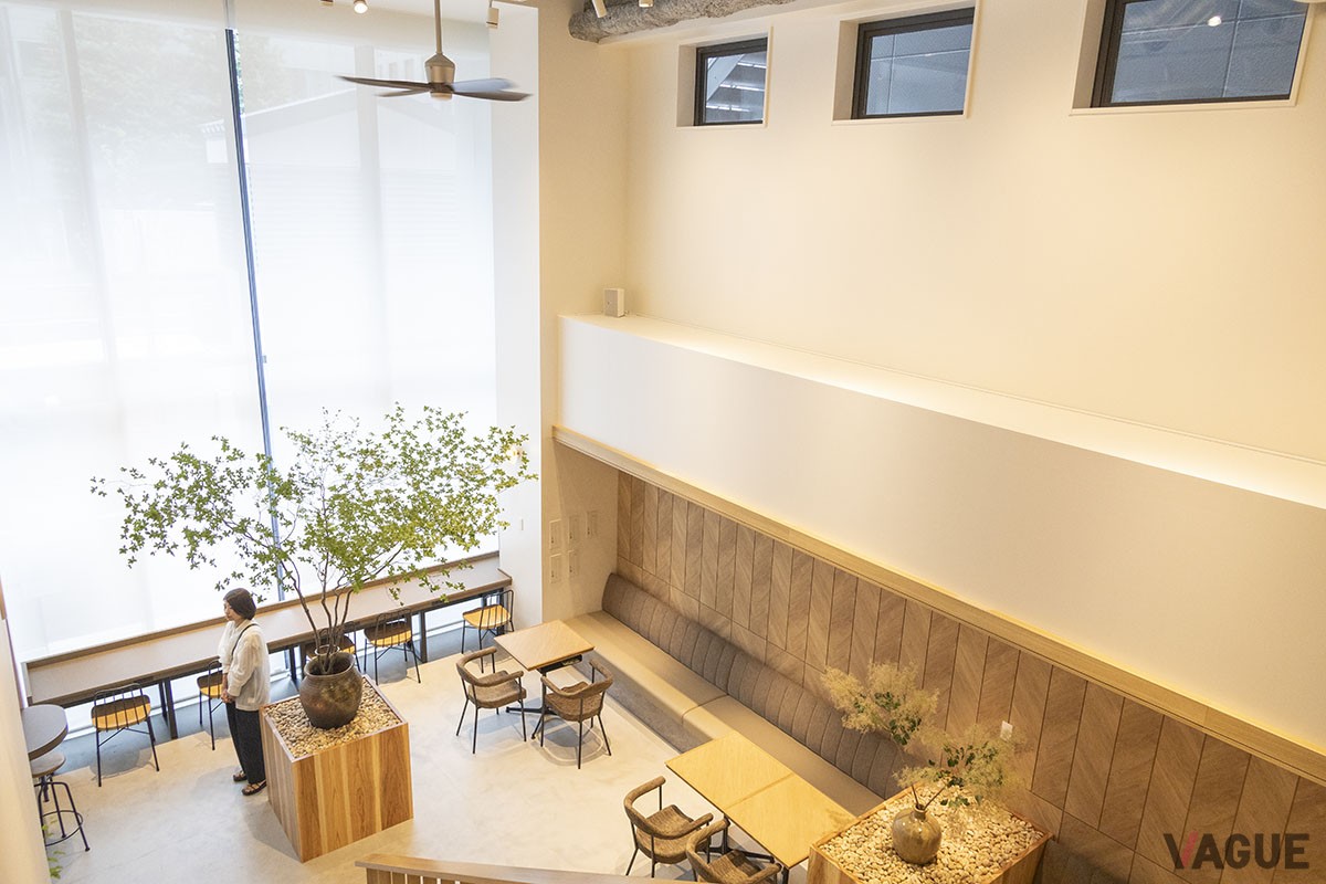 ナチュラルカラーで統一された店内。大きな窓からは柔らかな陽の光が