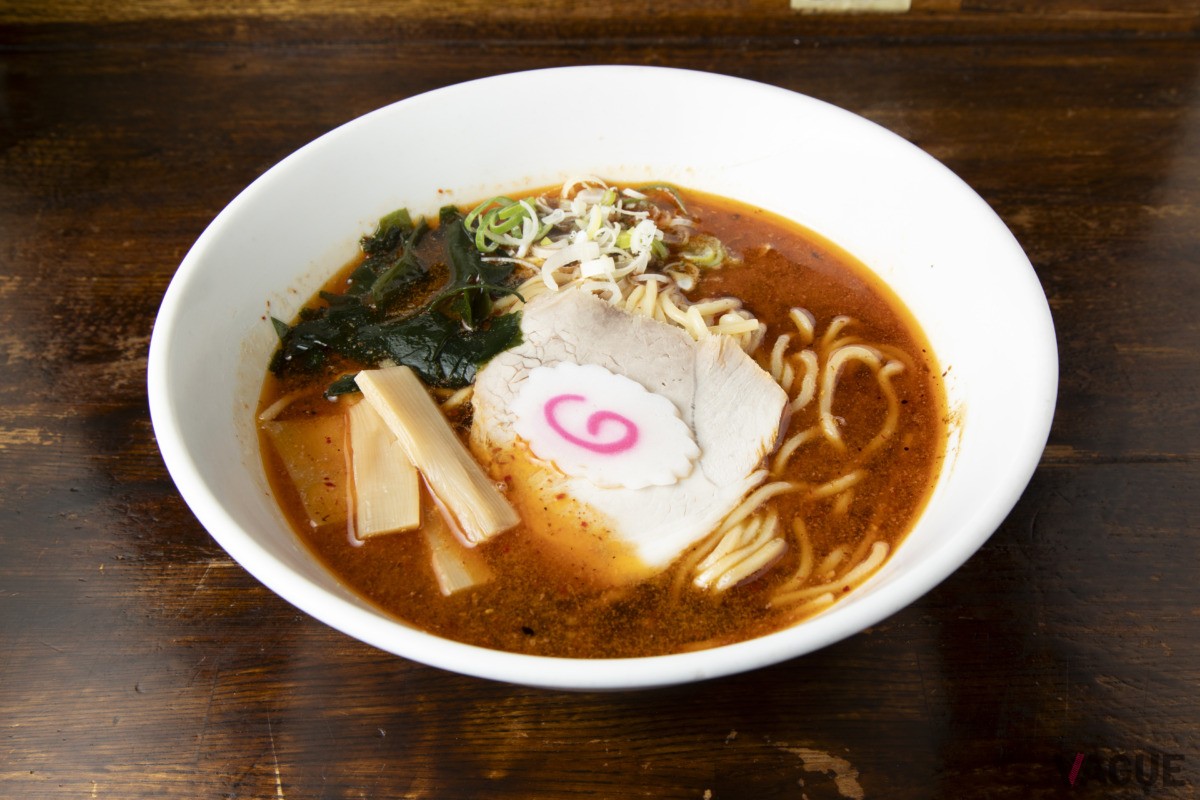 辛中華そば800円。麺大盛りは＋100円、半チャーハン、半カレーセットは各＋500円