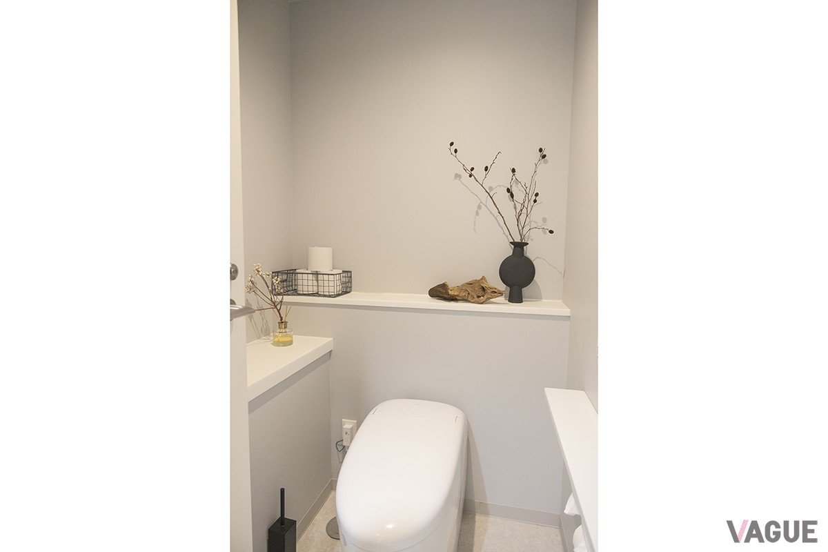 洗面所スペースにも枝ものが飾られているほか、オリジナルのフレグランスが