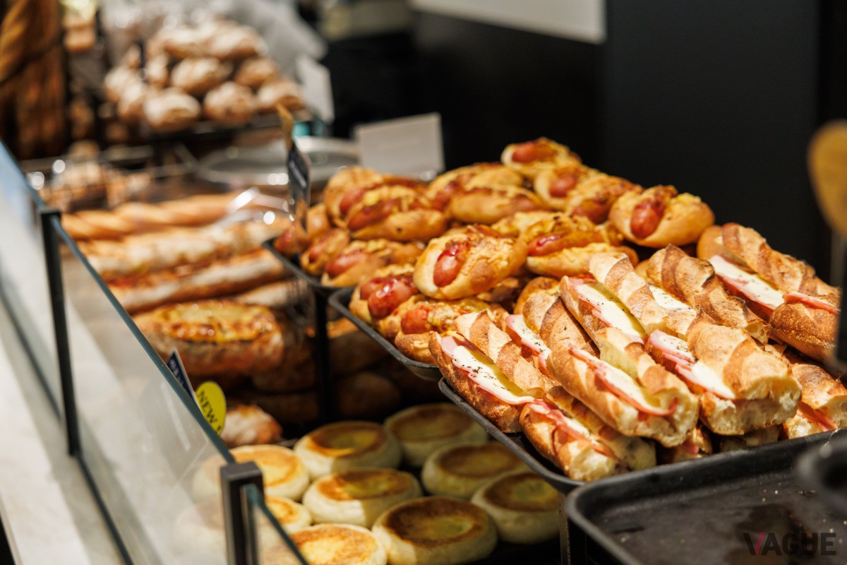 この日は朝8時にバゲットやクロワッサン、9時に　生ハムバケットが店頭に。朝イチでも種類豊富