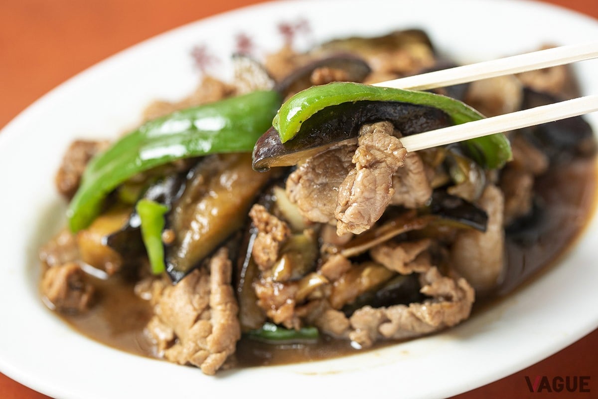 肉茄子炒め900円。定食にするならライス小200円、中300円、大400円を。それぞれスープ付き
