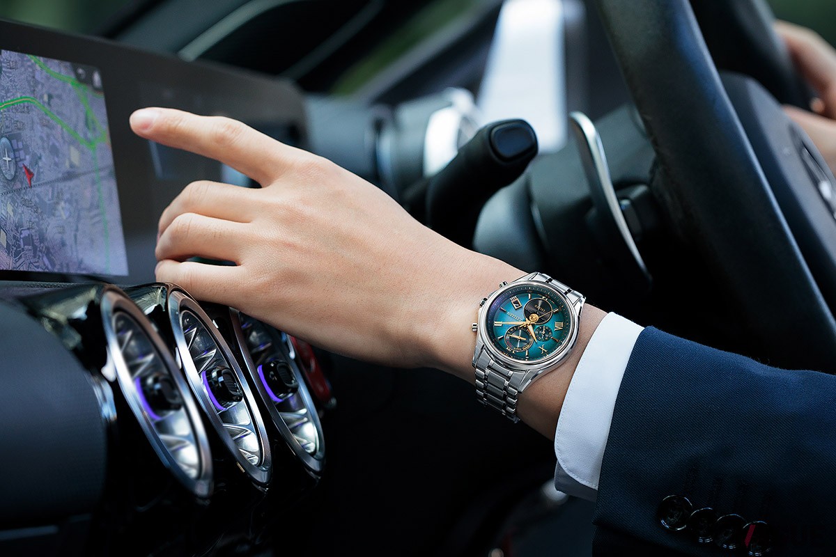 グリーンのダイヤルにゴールドの針とインデックスが補色のように輝きエレガント