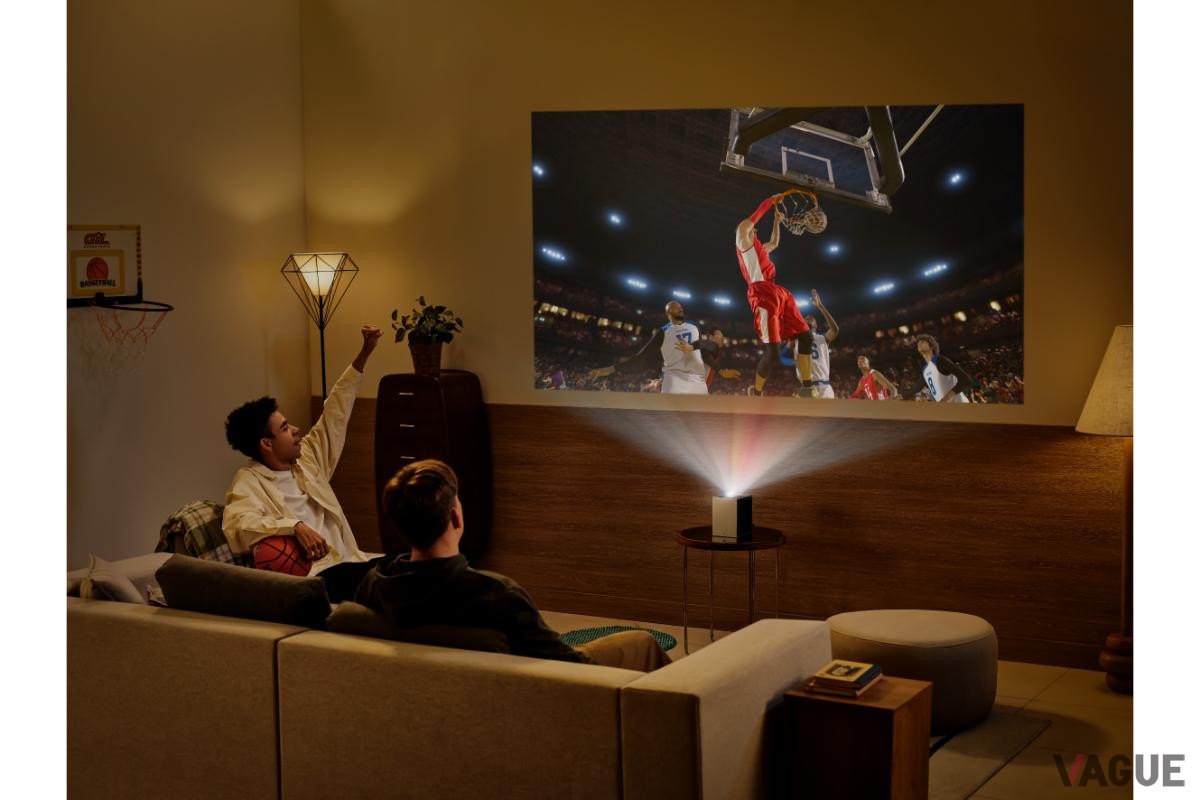 弟は友人を呼んで、リビングの壁面を使って大好きなバスケットボールを大画面観戦