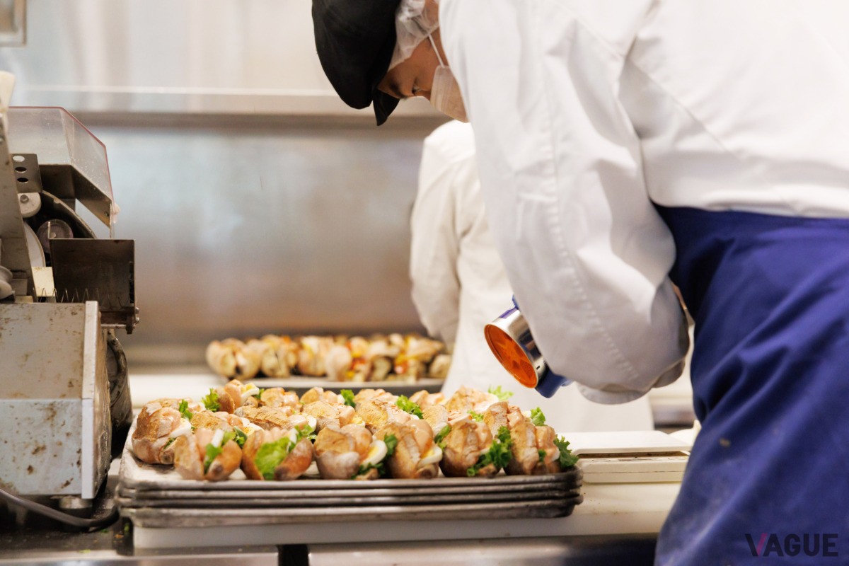 店内に工房があり、常に焼きたてのパンを提供。スタンド看板には、どのパンが何時に焼き上がるのか、タイムスケジュールが書かれている