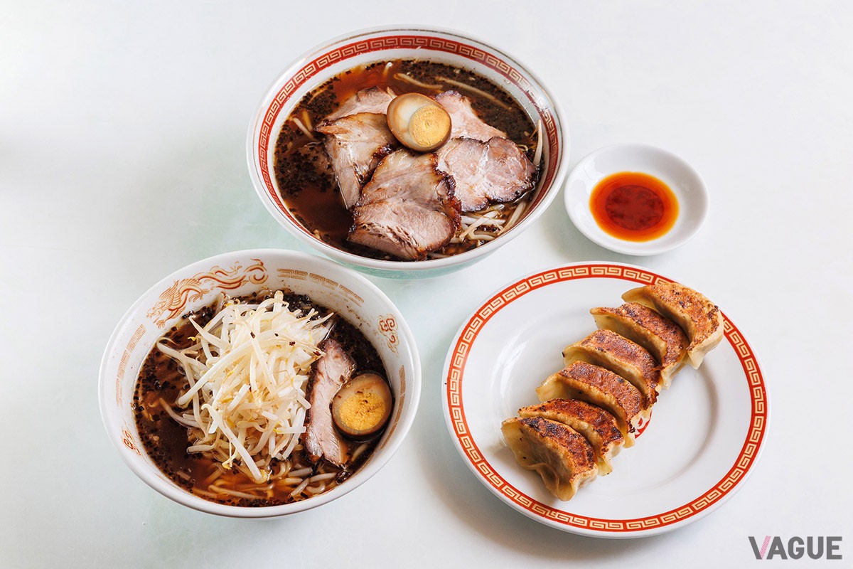 褐色のスープが特徴的なラーメンに、皮と具のバランスがいい餃子。食べ応え十分！