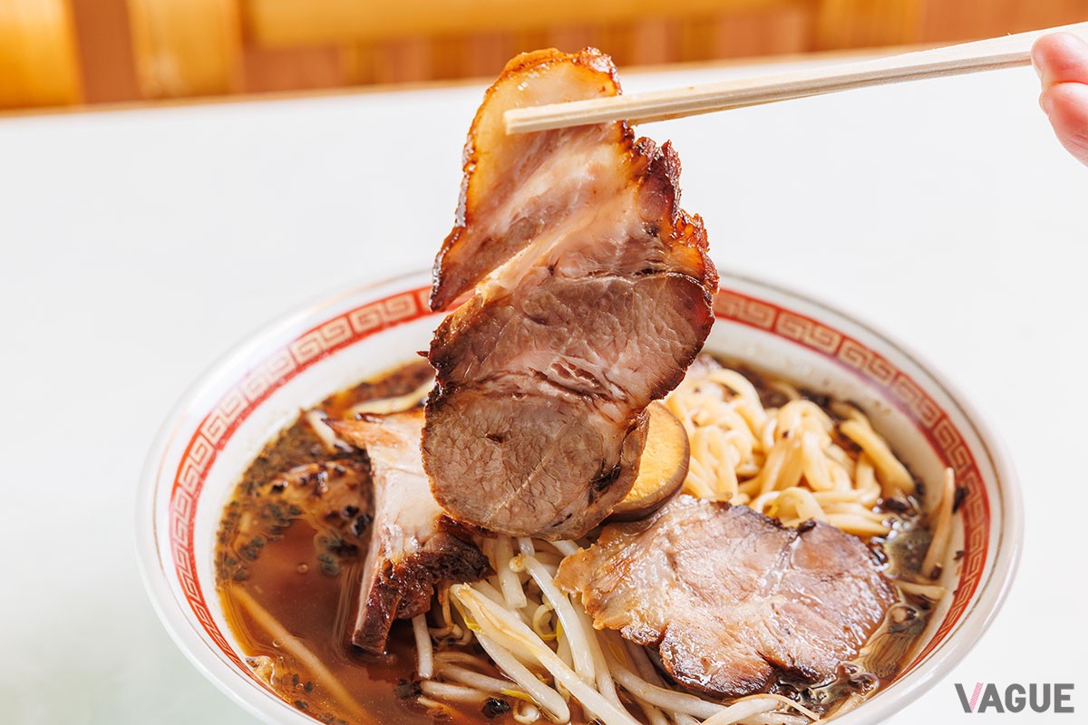 チャーシューワンタンメン1,400円。酒のつまみとして好評なチャーシュー単品は1皿650円