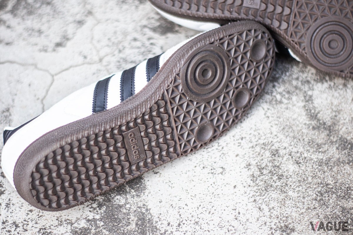 靴底には、天然ゴムで作られたガムソールを採用。一般的な白いソールとは違い、ベージュやブラウン系の色味が特徴。クラシックな雰囲気をぐっと高めてくれます。今では、このガムソールの存在が“決め手”になって購入する人もいるほど。トレンドを後押しする、重要なディテールになっています。