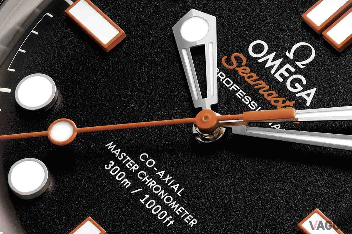 ブラックに差し色となるオレンジのアクセント。ダイヤルはアルミニウム製