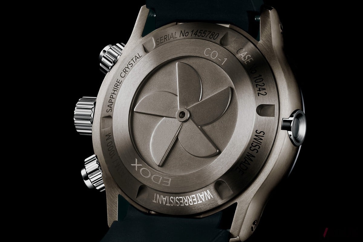 今にも動き出しそうなプロペラの刻印。この凹凸が腕との密着を防いで快適な装着感も生み出している