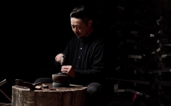 渡邉和也氏。第43回日本現代工芸美術展新人賞、第47回日本現代工芸美術展現代工芸賞など多数の受賞歴を持つ職人の技がG-SHOCKとして腕元で楽しめる