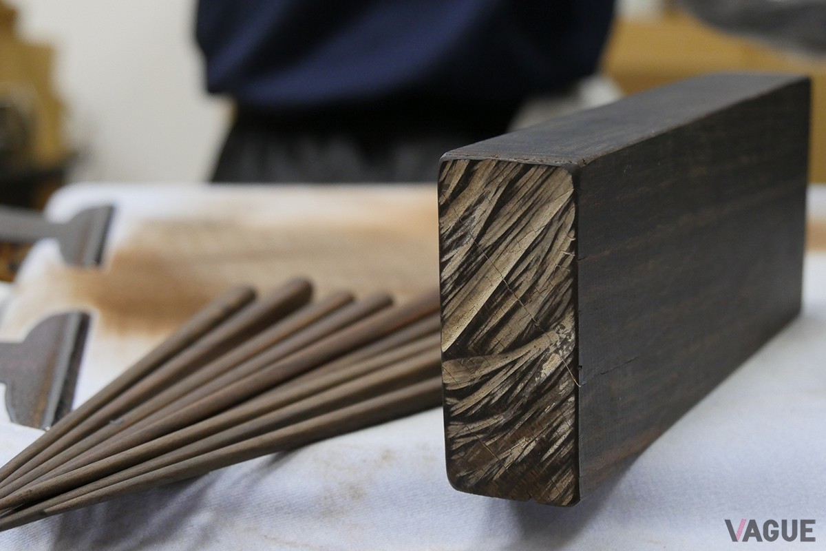 漆黒と茶褐色の美しい縞模様を持つ高級の黒檀