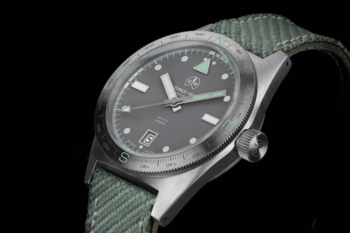 ヘンプ×レザーによるストラップを備えたバリエーション「M-110AS」（28万6000円 消費税込）