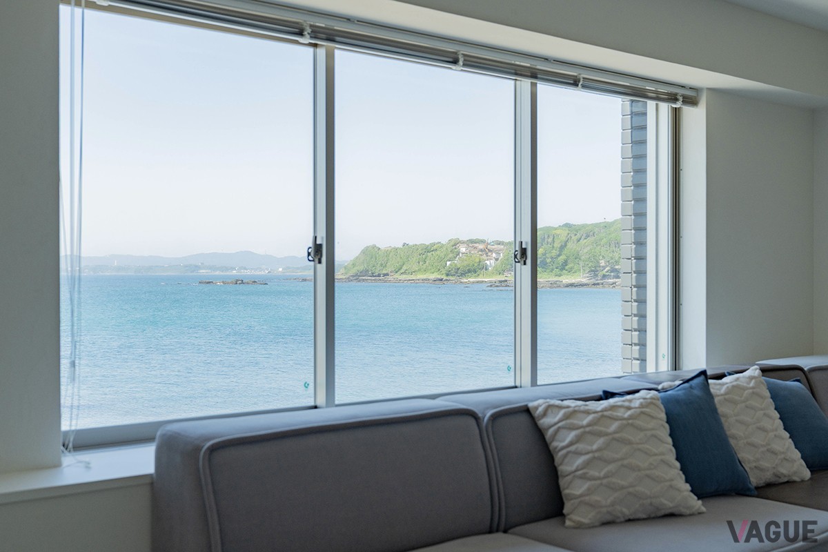 リビングに設置された大きな窓