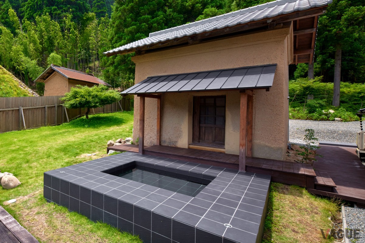 土蔵サウナ入口と水風呂