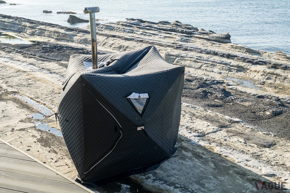 テントサウナ（準備中）。水風呂は目の前の海