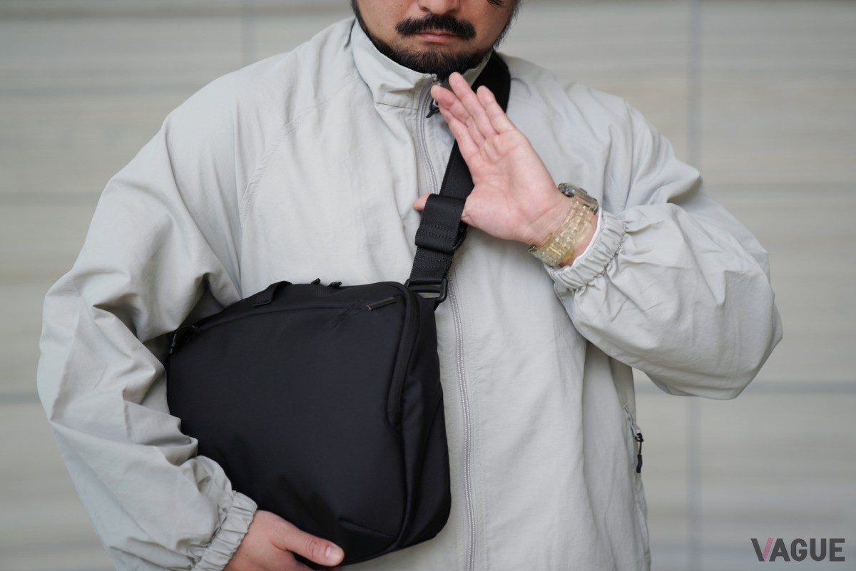着脱のストレスを軽減する「サムスライダー」搭載