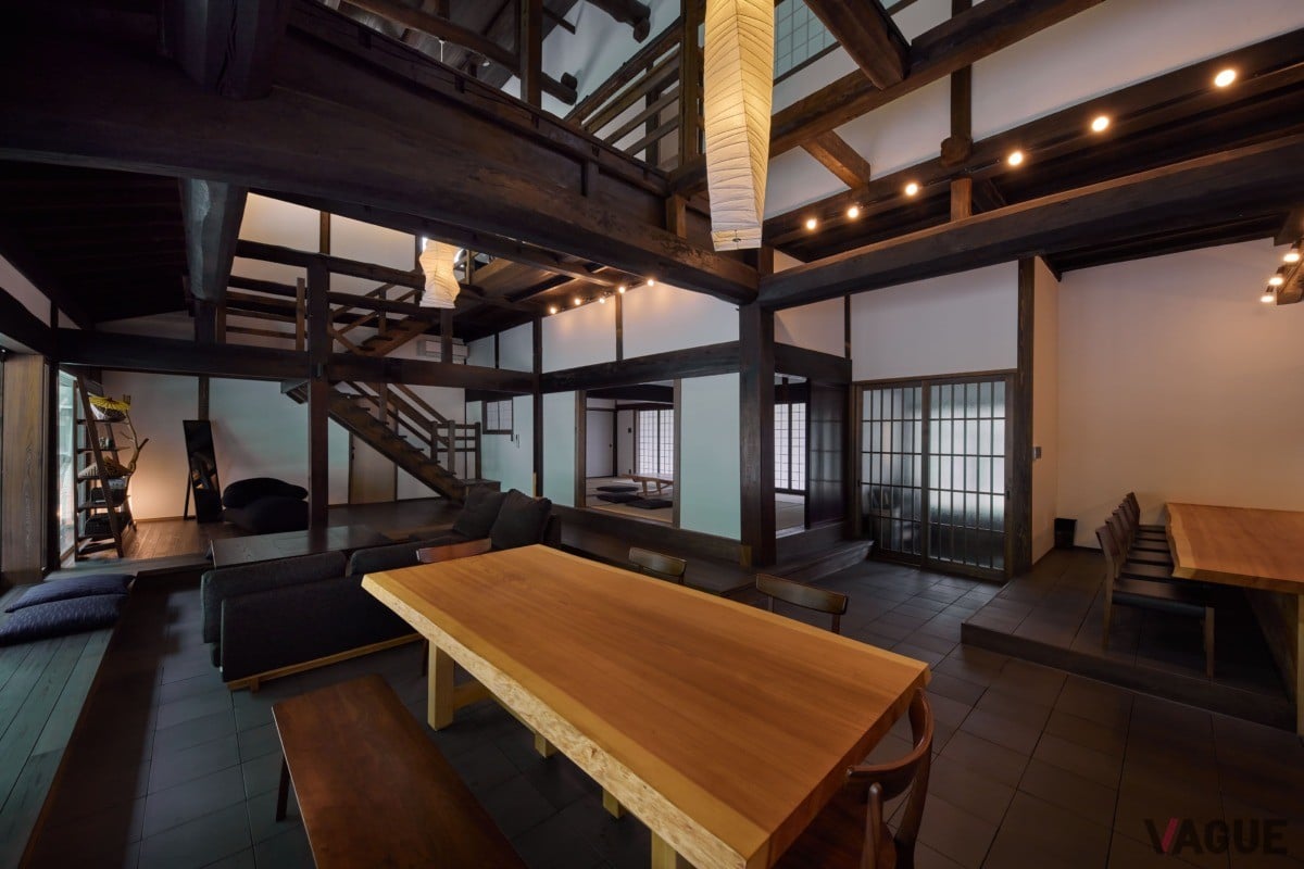 1階LDK　2階まで吹き抜けとなっており、歴史を感じる梁をそのまま再利用