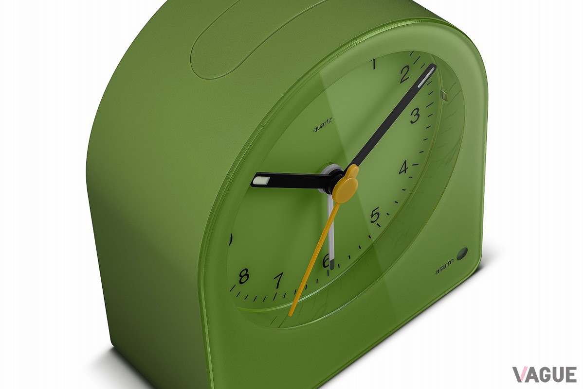 上部だけが丸い印象的なデザイン。奥行きは42mm