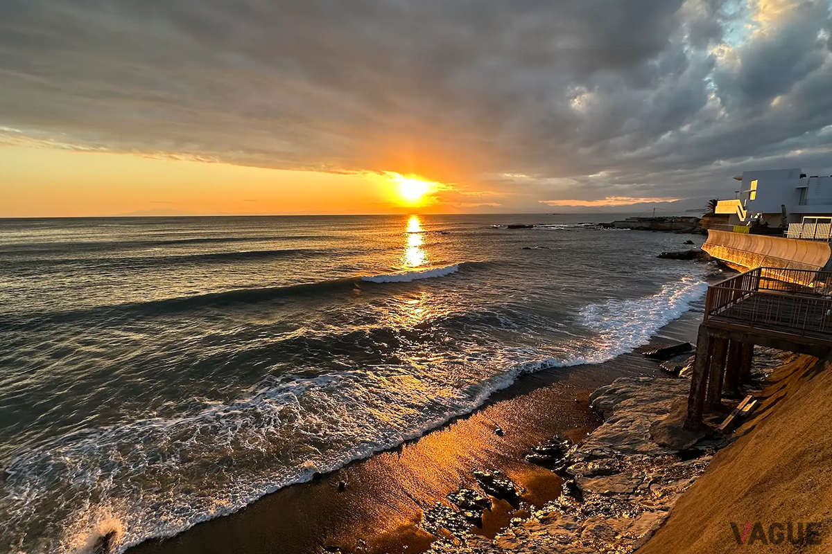 海越しに見える美しい夕日