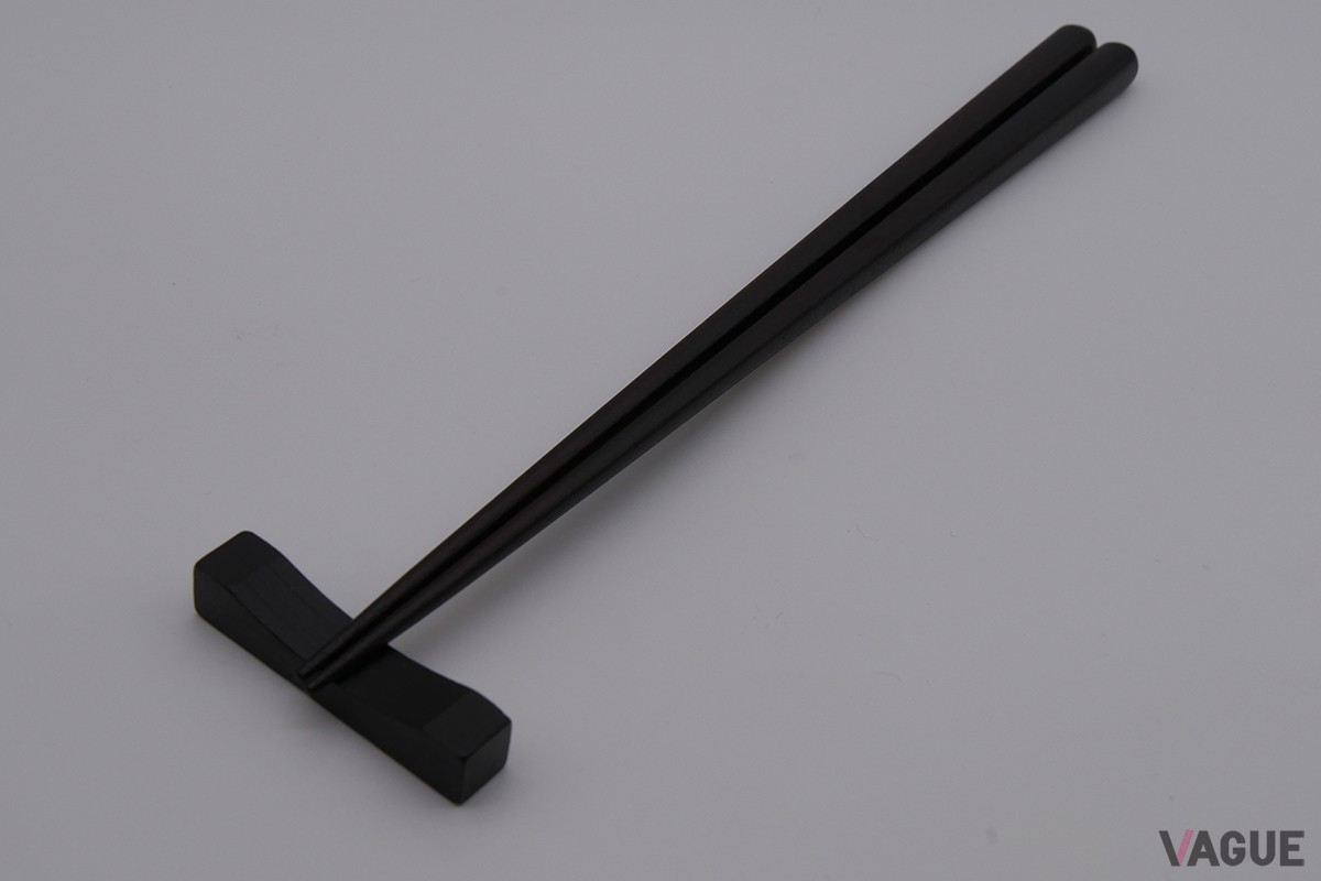 同じ縞黒檀で作られた特製の箸置き