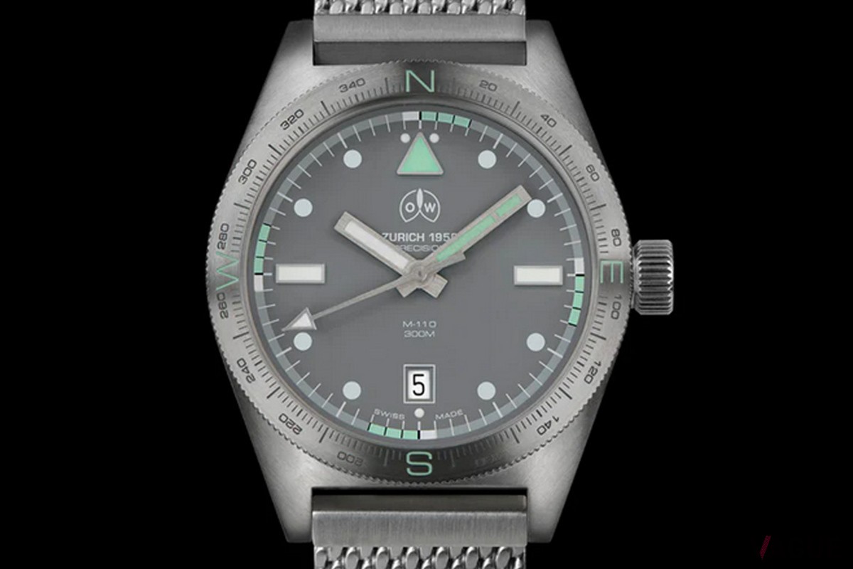 ステンレススチールのメッシュブレスレットを備えたバリエーション「M-110M」（31万9000円 消費税込）