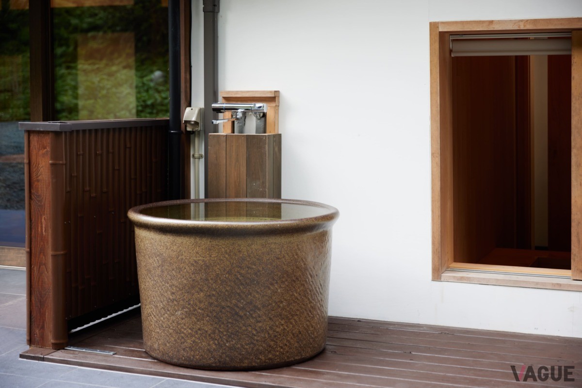 母屋屋外　壺風呂