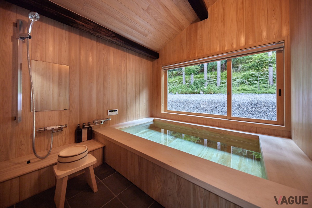 母屋　ひのき風呂