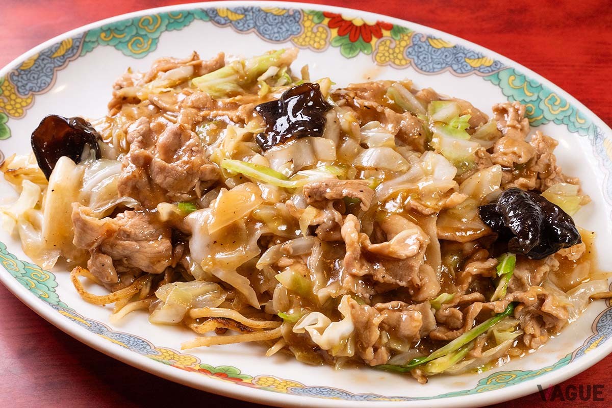 肉皿うどん950円。長崎のご当地ソース「金蝶ソース」も味変用におすすめ!