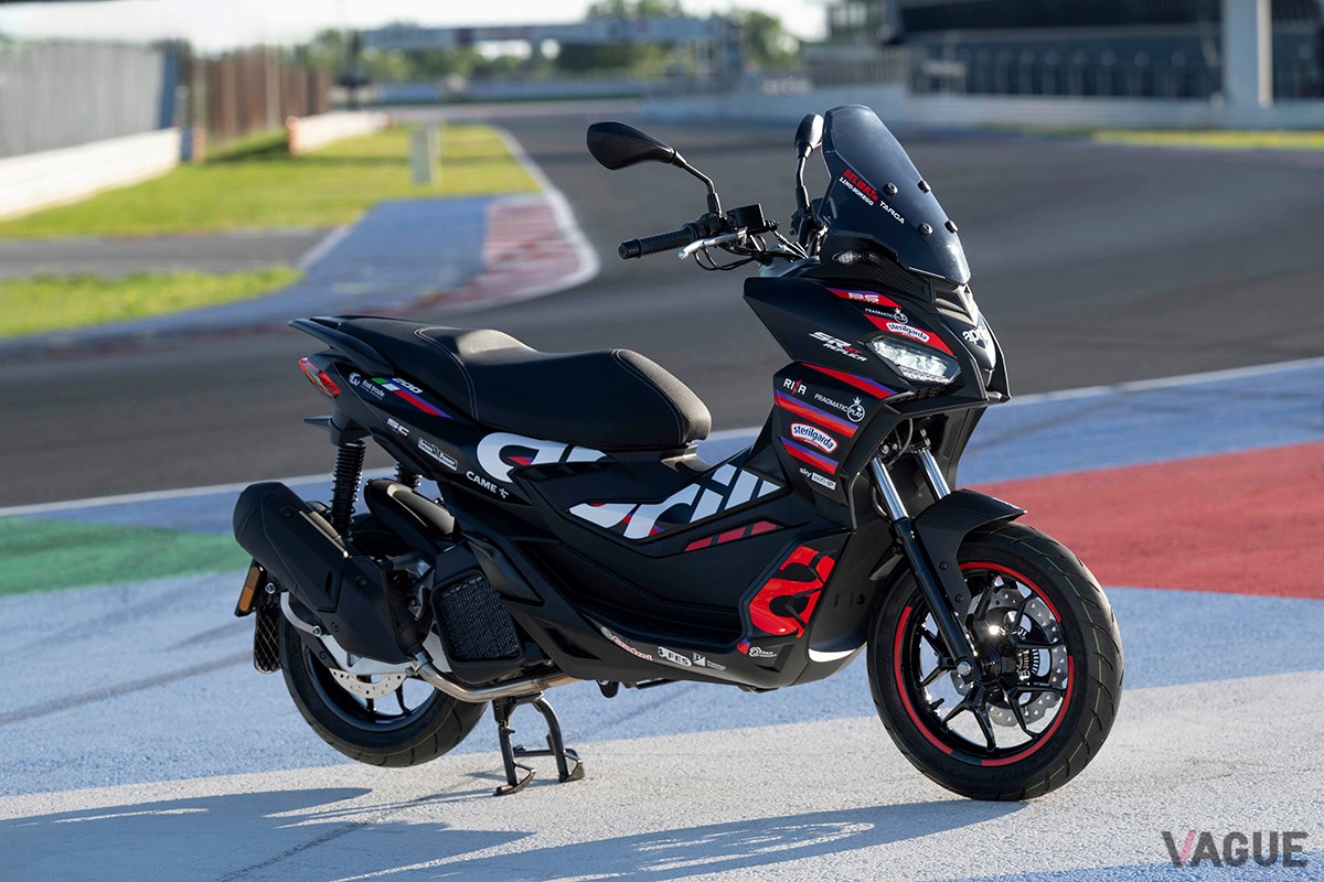 MotoGPマシンのグラフィックを忠実に再現したアプリリア「SR GT 200」の特別仕様車「SR GT 200 レプリカ」