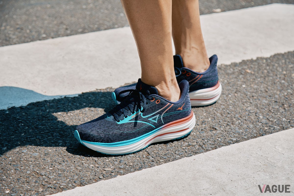 クッション性が前足部が約56%、後足部で約21%アップし、反発性は前足部で約59%、後足部が約19%向上。