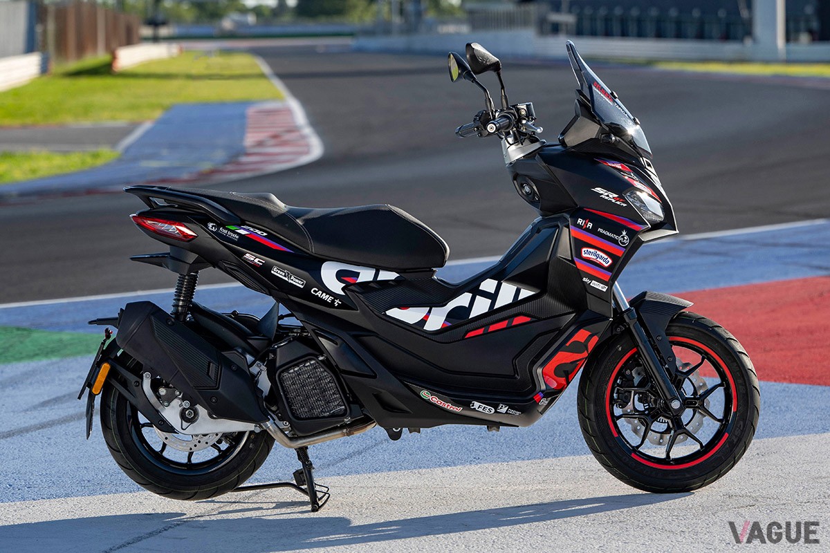 MotoGPマシンのグラフィックを忠実に再現したアプリリア「SR GT 200」の特別仕様車「SR GT 200 レプリカ」