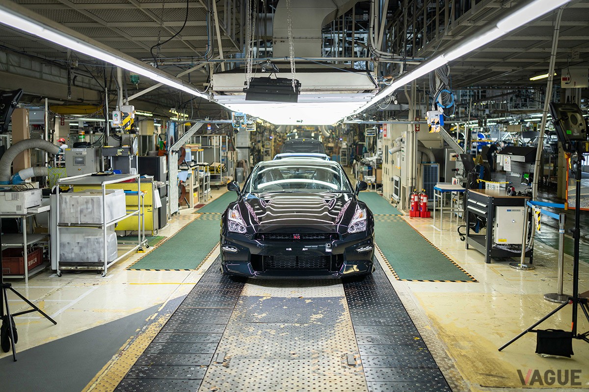 日産R35型「GT-R」最終生産車オフライン式の模様
