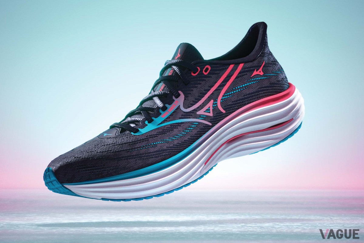 ミズノの基幹機能“MIZUNO WAVE”プレートの構造や厚み、ミッドソールの素材、アウトソールの厚みやデザインを変更し軽量化