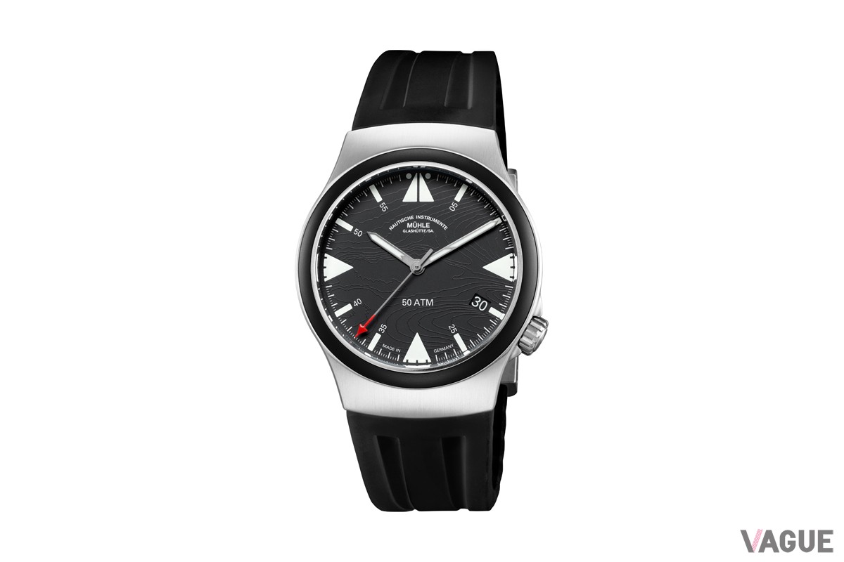 ケースは直径43mm、重量はわずか105gの軽量チタン製で、S.A.R.シリーズらしく過酷な環境に対応可能な堅牢な作り